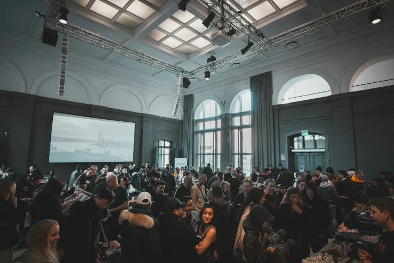 Konferencia regisztrációs pultja névkártyákkal