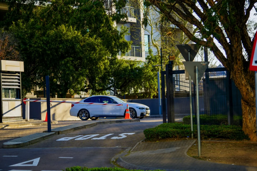 Járőrautó egy kivilágított parkolóban éjszaka