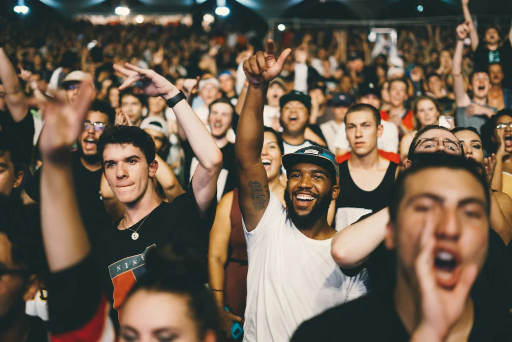 Biztonsági személyzet egy koncert közönsége előtt